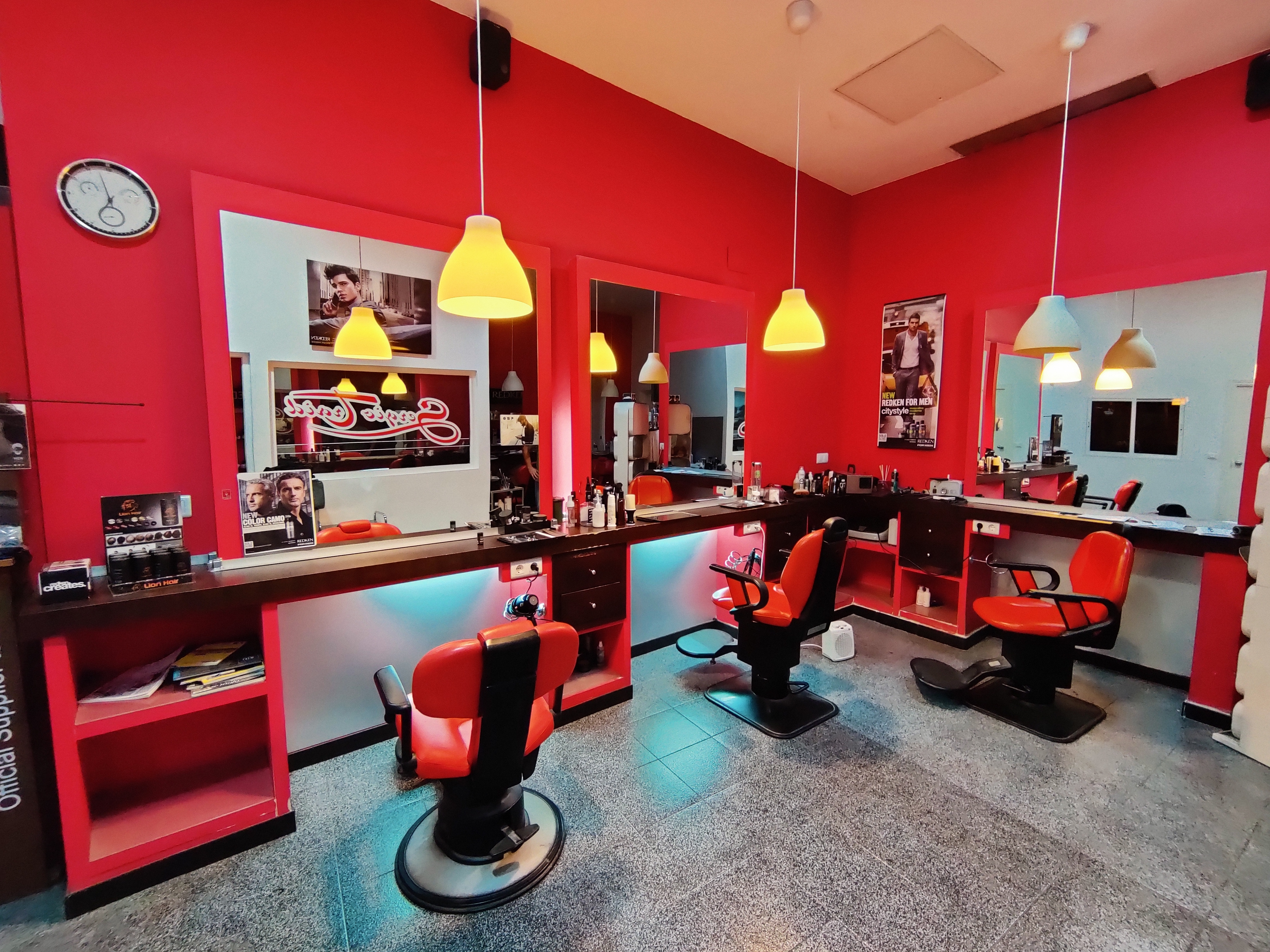 Interior del salón — sillones y espejos